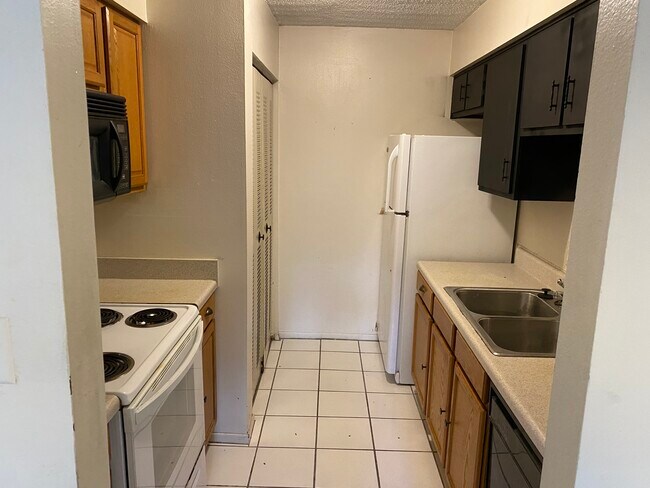 Foto del edificio - 7513 Pitch Pine Cir