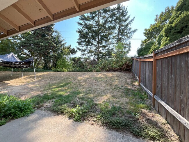 Foto del edificio - Spacious 2-Bedroom Rock Creek Home with Open Layout, Garage, and Private Outdoor Space