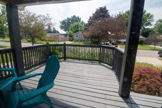 Building Photo - Spacious Main Floor 2+Den Apartment in Pon...