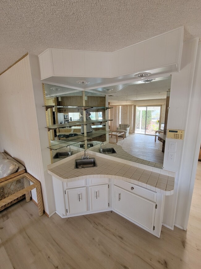 Wet bar - 18 Tahquitz Ct
