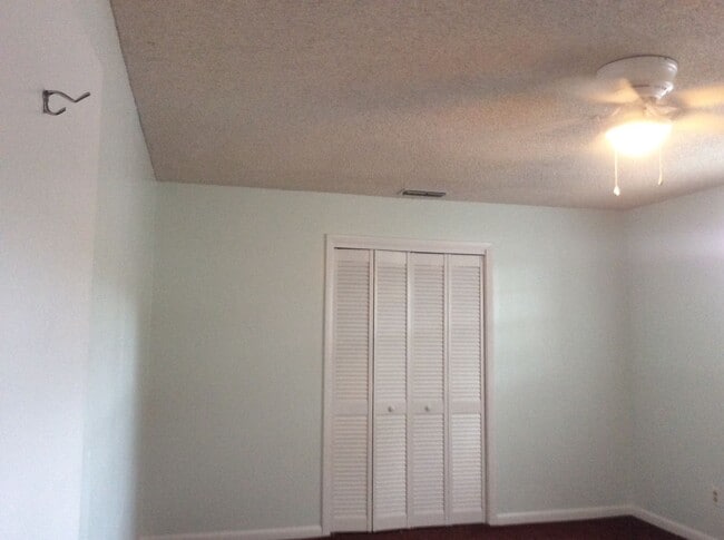 Building Photo - Large one Bedroom