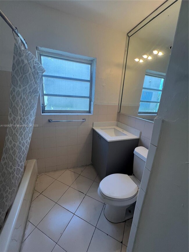 Building Photo - 1104 SW 12th Ct