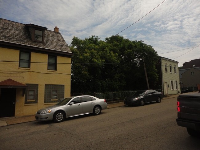 Building Photo - 909 E Warrington Ave