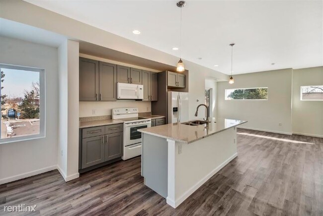 Building Photo - 4 br, 4 bath Apartment - 5070 E Donald Ave