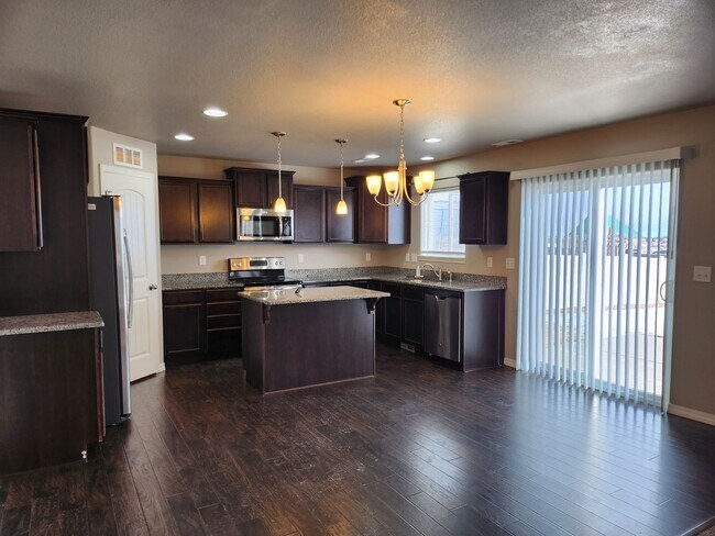 Foto del edificio - BEAUTIFUL 3BD HOME with A/C in TRAILS at F...