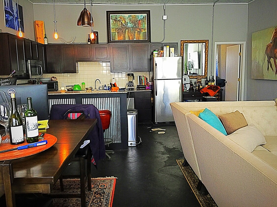 Foto principal - Urban Living- One bedroom/1Bath Flat- Uniq...