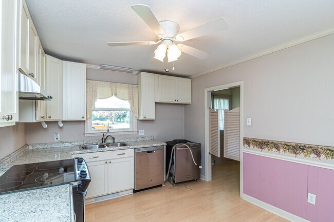 Foto del edificio - SPACIOUS Brick Home in Goldsboro (Wayne Memorial Drive area)