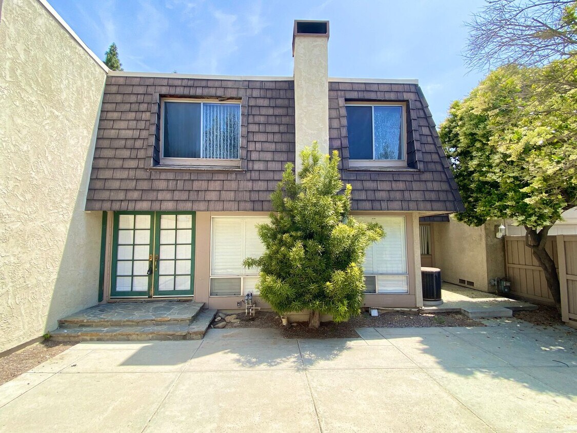 Primary Photo - Great Opportunity! 2bed, 2.5 bath and bonu...