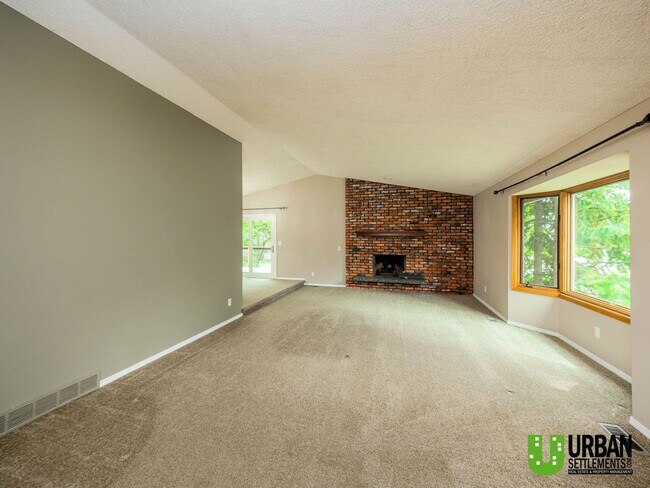 Foto del edificio - Spacious 4-Bedroom Home with Expansive Lay...