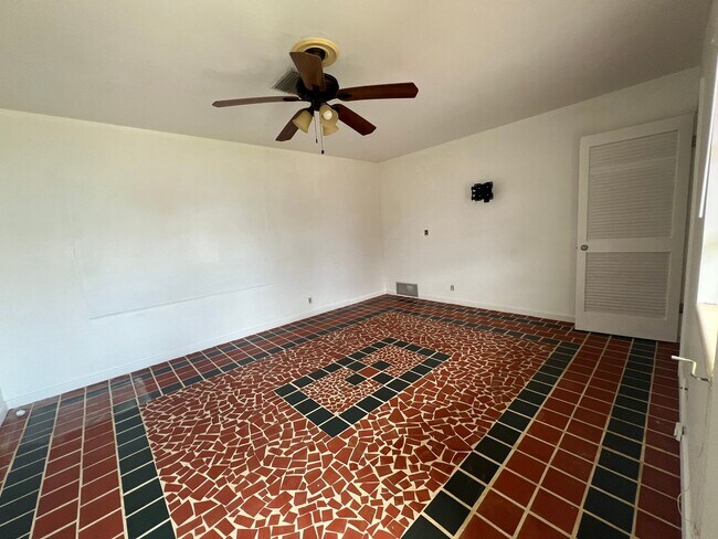 Foto del edificio - $1,375 ** Annual Lease ** 1 Bedroom / 1 Ba...