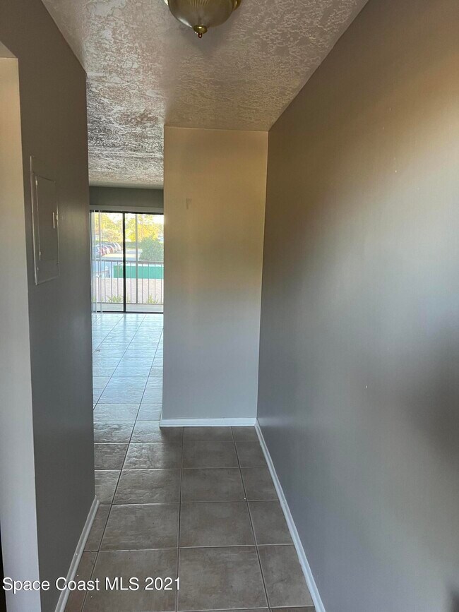 Building Photo - 1556 University Ln
