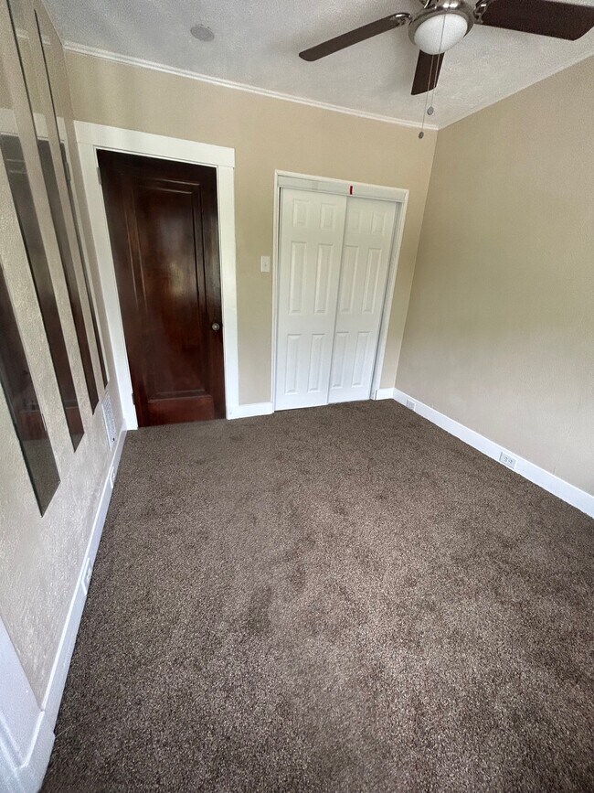 Foto del edificio - 638 Hazelwood Ave