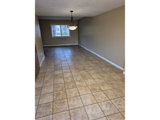 Building Photo - Townhome