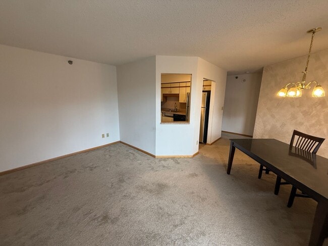 Building Photo - Condo DT Saint Paul 2 Bedroom 2 Bath-Enjoy sitting on a patio and enjoy the views