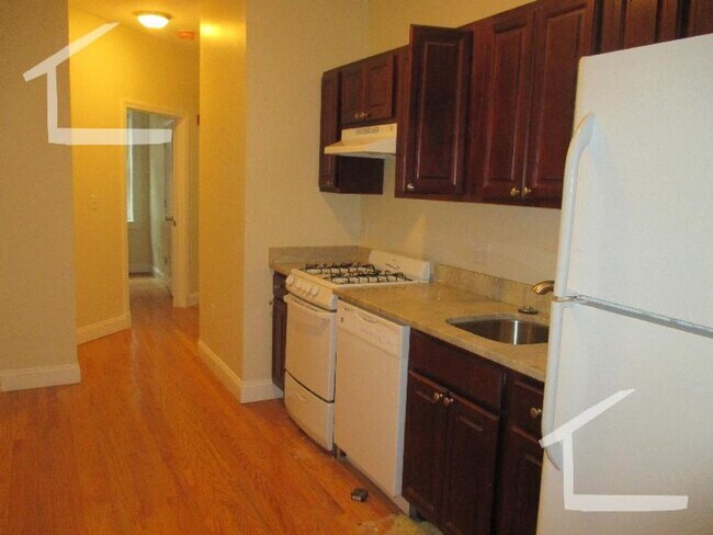 Foto del edificio - No Brokers Fee, No Security Deposit, Good Size Bedrooms, Laundry is in the Building