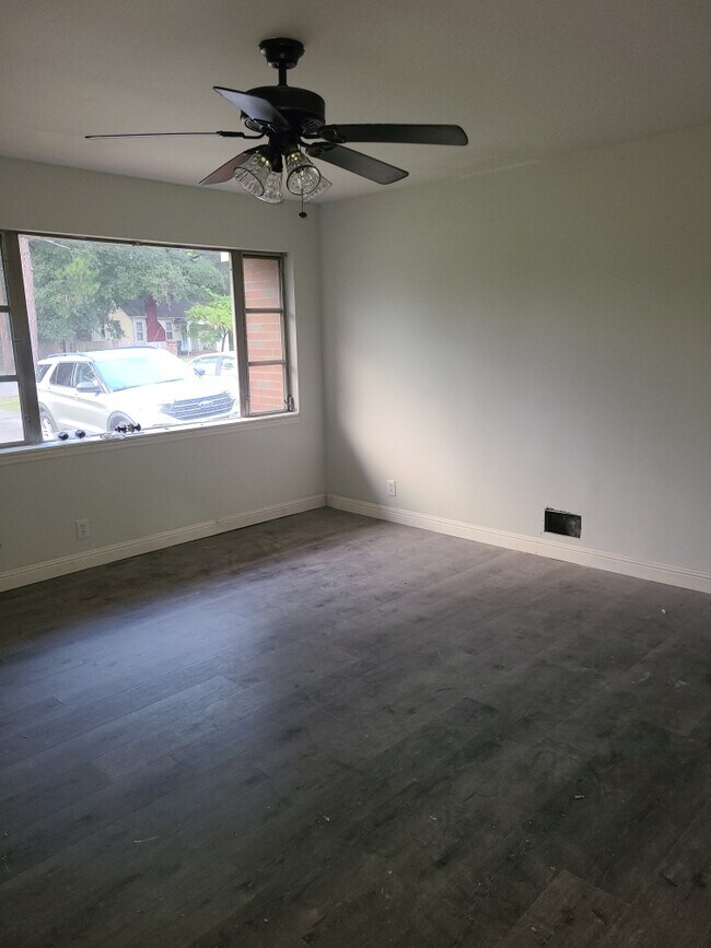Building Photo - 2112 Sanders Rd