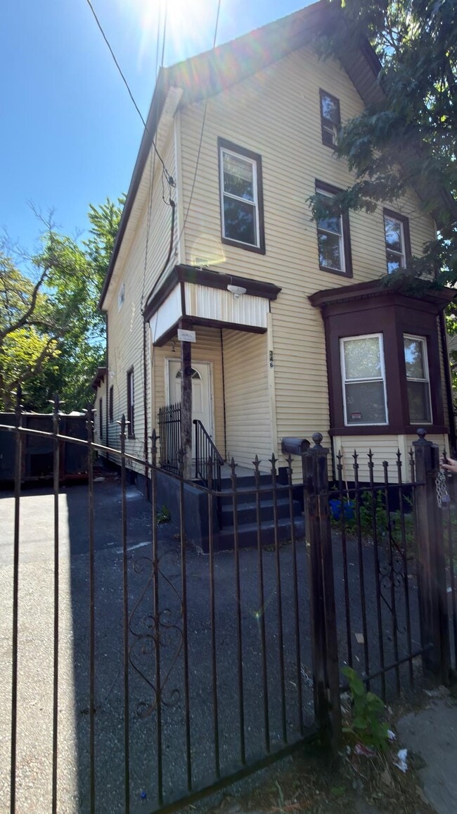 Building Photo - 346 S 10th St