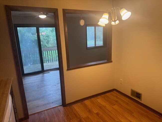 Foto del edificio - Updated 3 bed overlooking Pond. Available ...