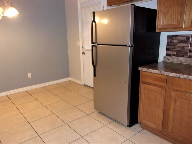 Foto del edificio - 3 BED 2 BATH 2 CAR GARAGE COLLEGE PARK-OKC