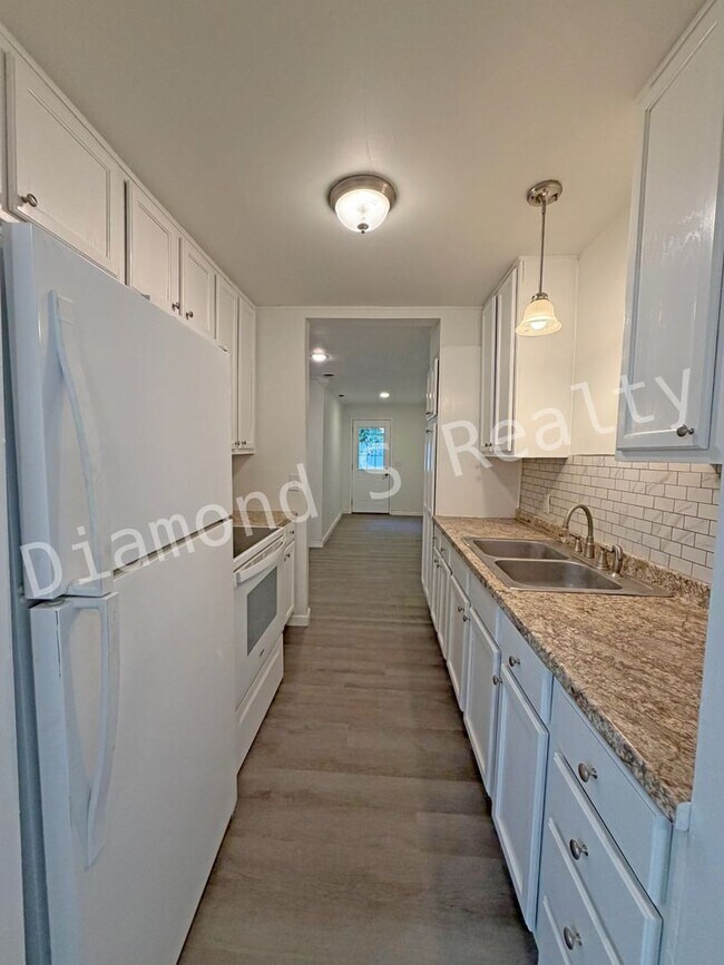 Building Photo - Adorable 2 Bed/1 Bath Home