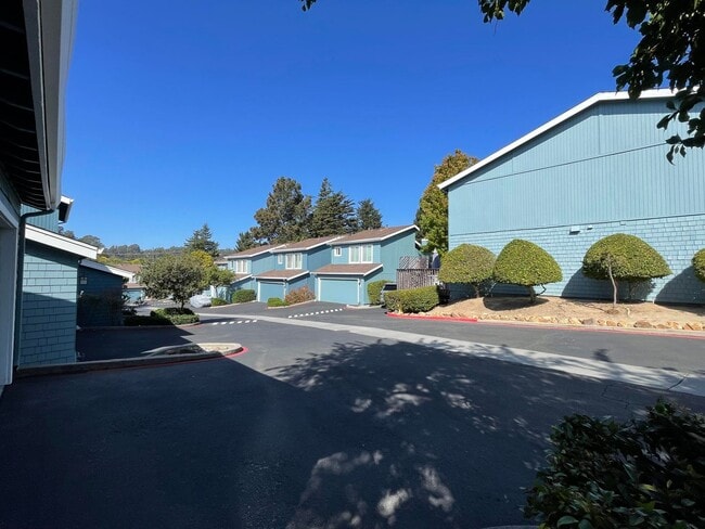 Foto del edificio - Ready Now! Charming 1-Bedroom Townhouse in...