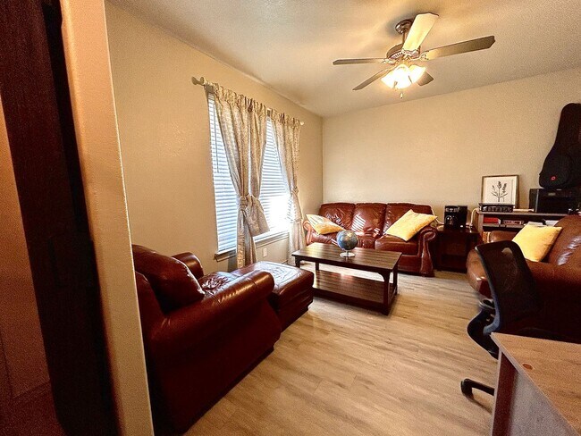 Building Photo - 3 bedroom 2 Bathroom with office. This hom...