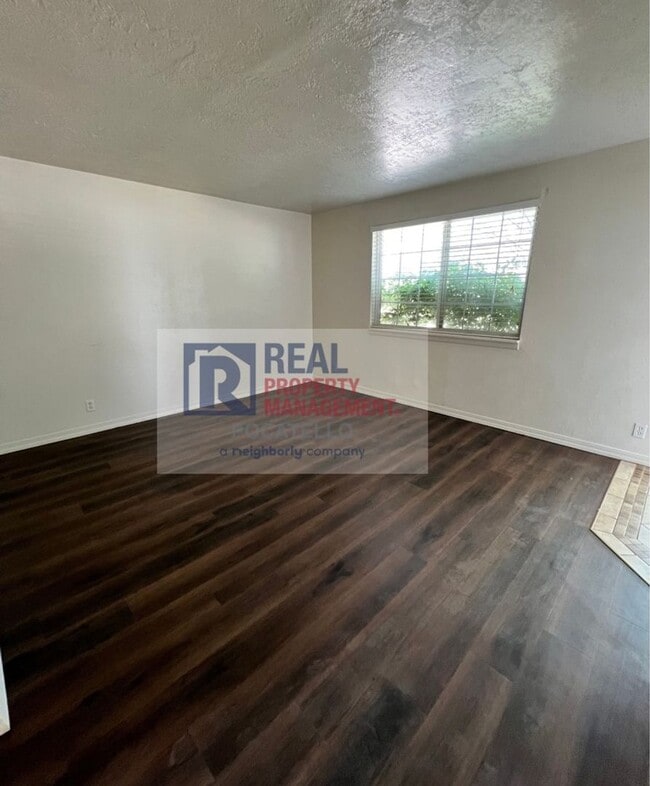 Foto del edificio - 2 bedroom 1 bath duplex - Single car garage