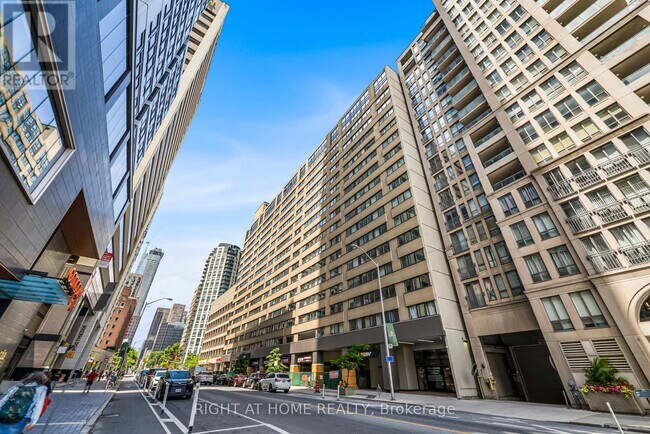 Photo du bâtiment - 360 Bloor St E