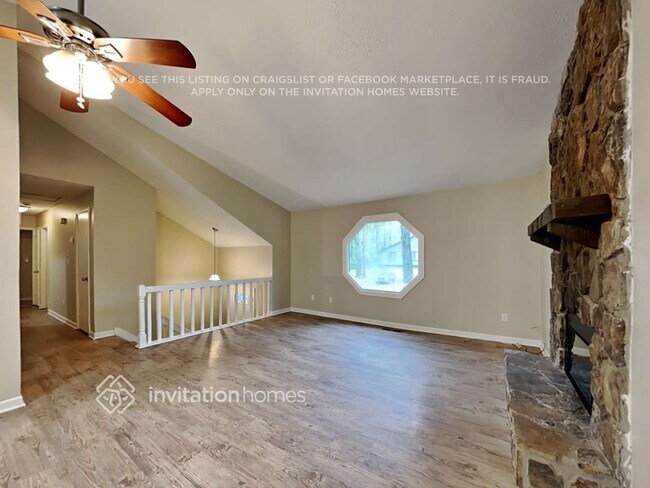 Building Photo - 4026 Leicester Dr NE