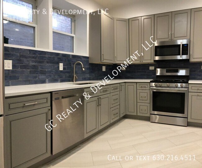 Building Photo - ***LOGAN SQUARE / 2 BDRM / 2 BTH / CENTRAL...