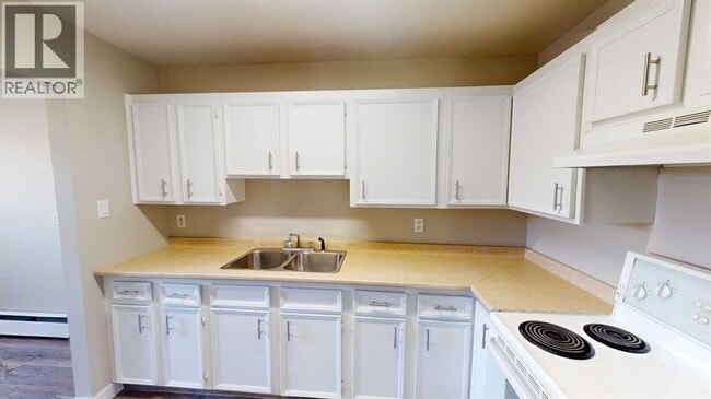 Building Photo - 10201-10108 108 Ave