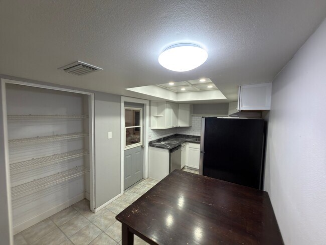 Building Photo - 3010 Catherine Dr