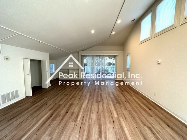 Building Photo - Spacious Fair Oaks Studio - Must See!