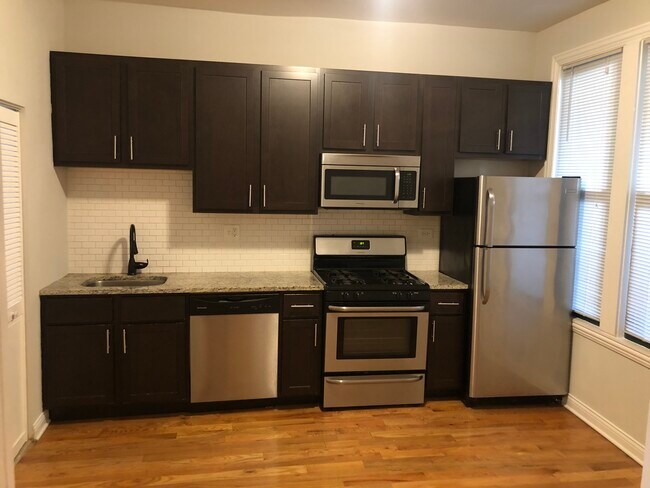 Foto del edificio - 1216 W Diversey Pkwy