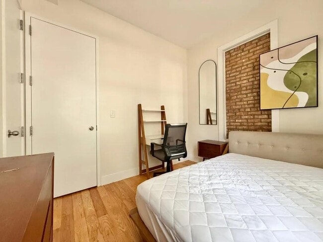 Building Photo - Nice room in a good neighborhood