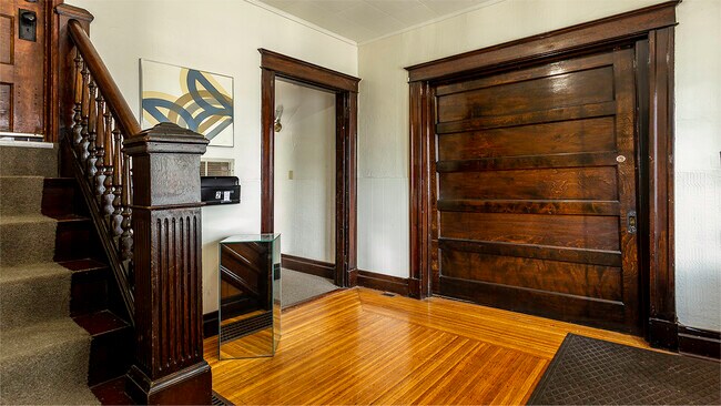 Foyer - 532 Riddle Rd