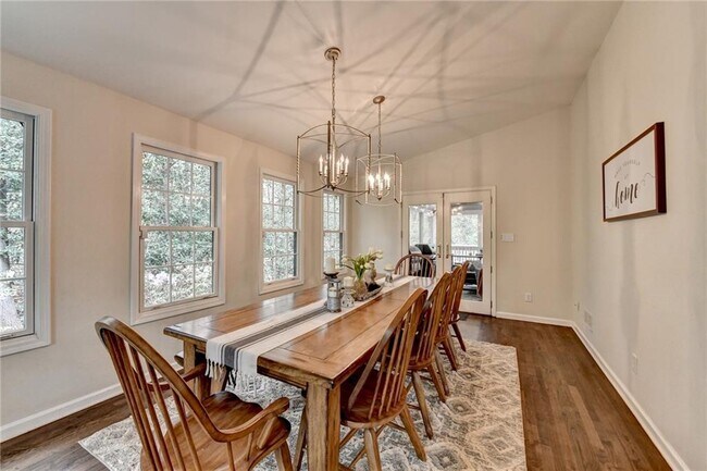 Foto del edificio - 443 Lakeshore Dr NW