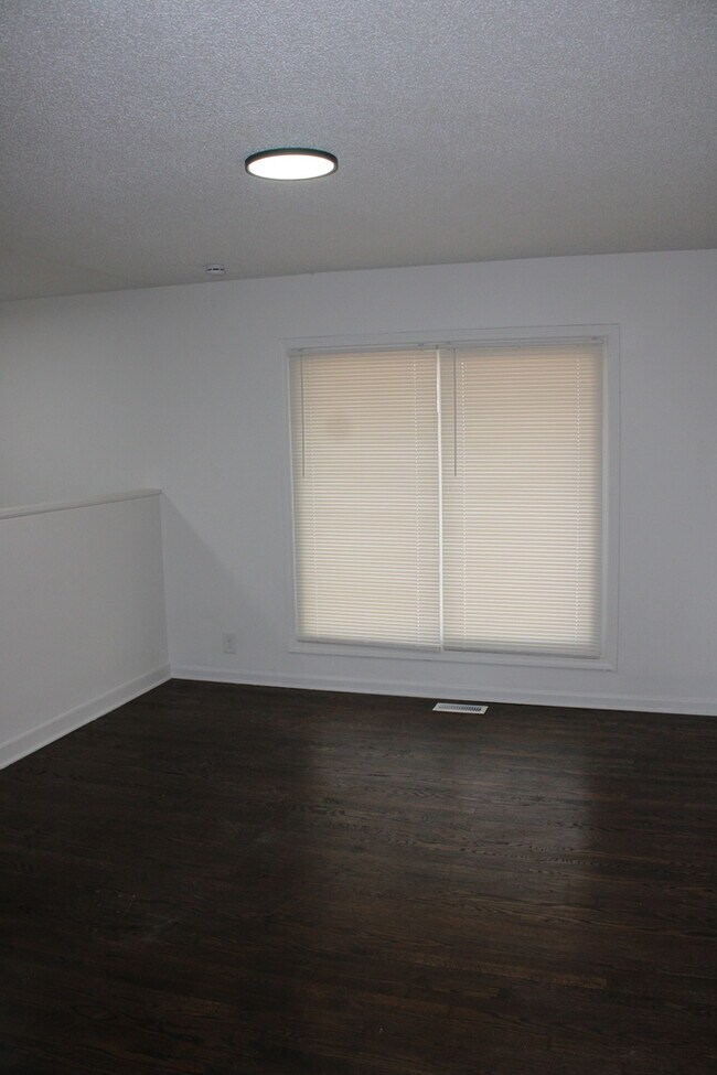 Foto del edificio - Spacious and inviting 5-bedroom, 2.5-bath home located in Kansas City, MO