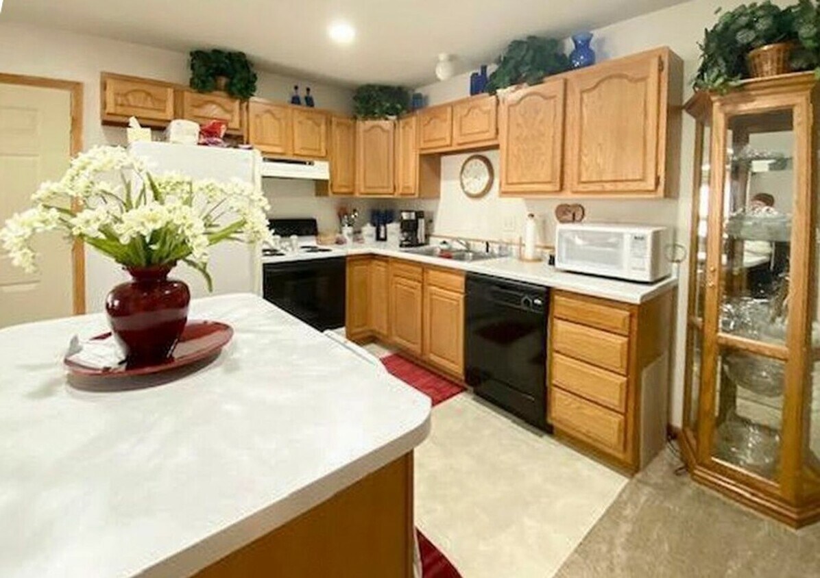 Foto principal - Sublease - 3 Bedroom Duplex Available Nove...