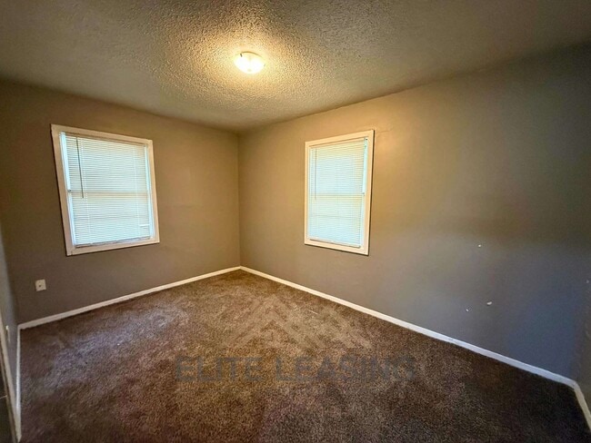 Building Photo - Charming 2-Bedroom Home