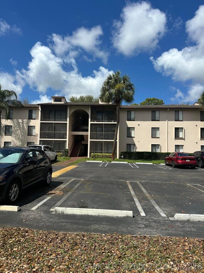 Building Photo - 208 Foxtail Dr