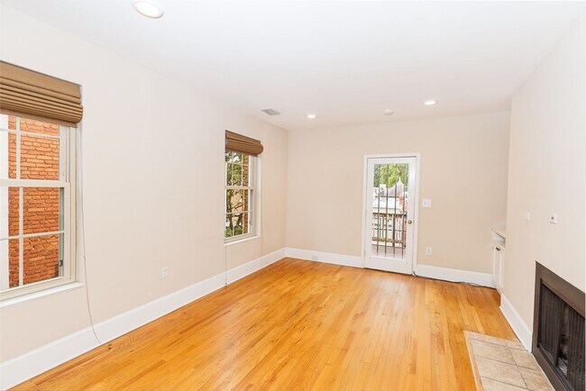 Foto del edificio - Large Sunny Dupont Two-Bed Condo Rental with Parking!