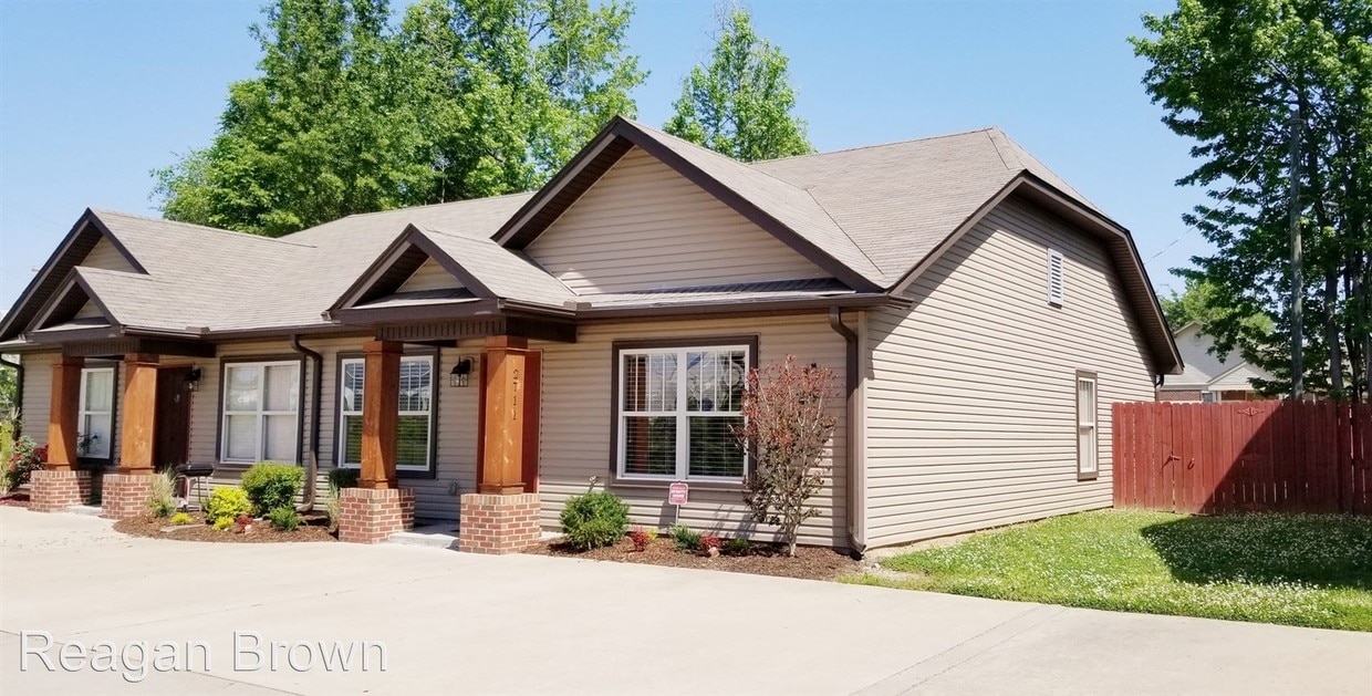 Primary Photo - 2711 Ridgecrest Dr