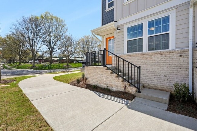 Building Photo - Groves