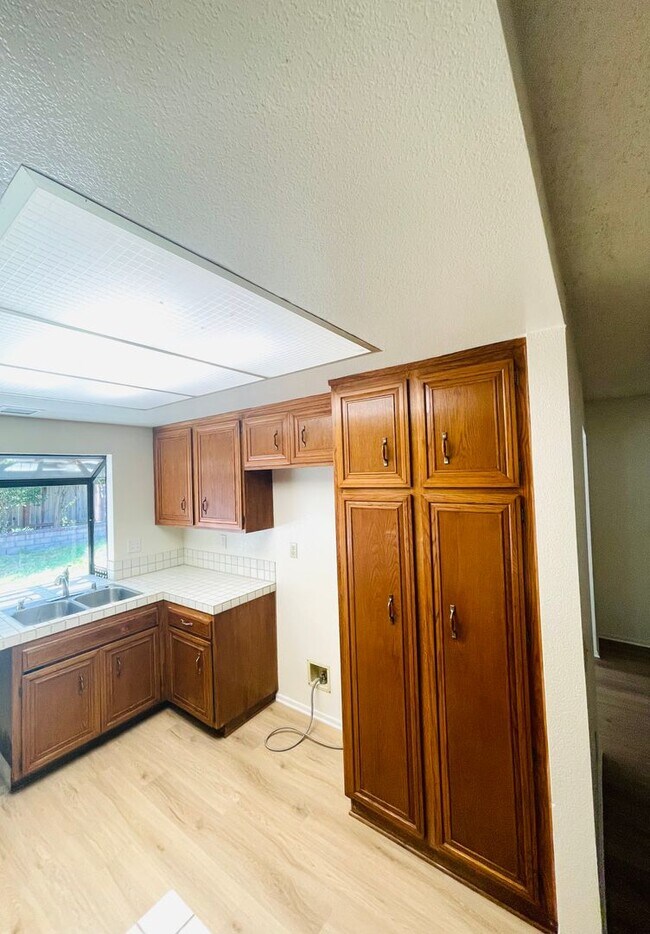 Foto del edificio - charming 3-bedroom, 2-bathroom home nestle...