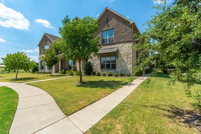 Building Photo - Luxury Townhouse
