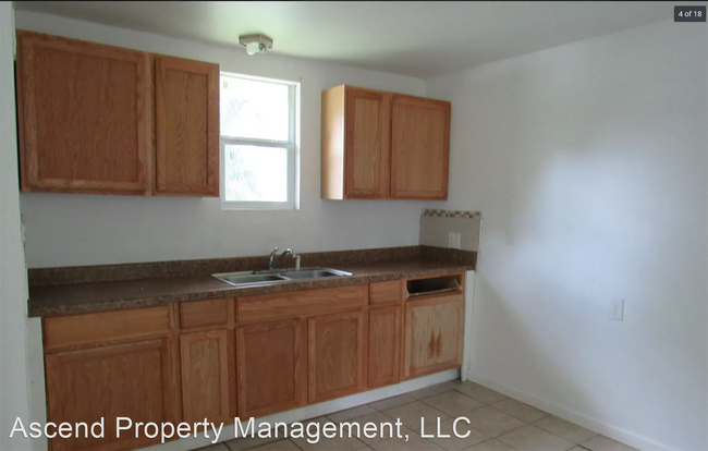 Building Photo - 3 br, 1.5 bath House - 2200 Parker St