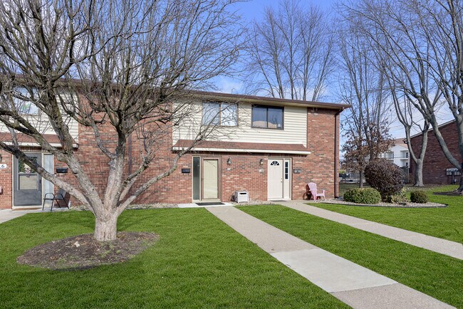 Foto del edificio - 114 Greenwood Trail N Dr