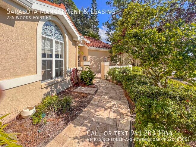 Building Photo - Updated 3 Bed 2 Bath Villa with Screened P...