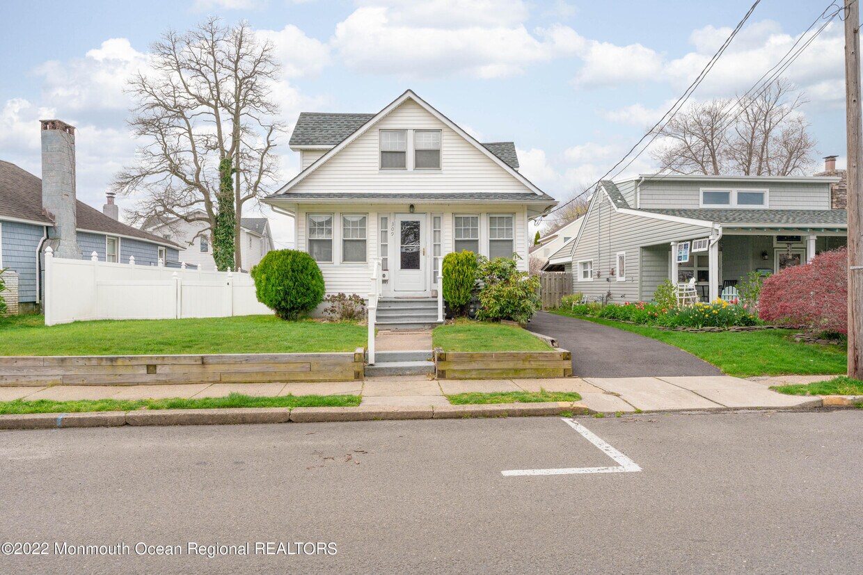 Primary Photo - 309 St Louis Ave